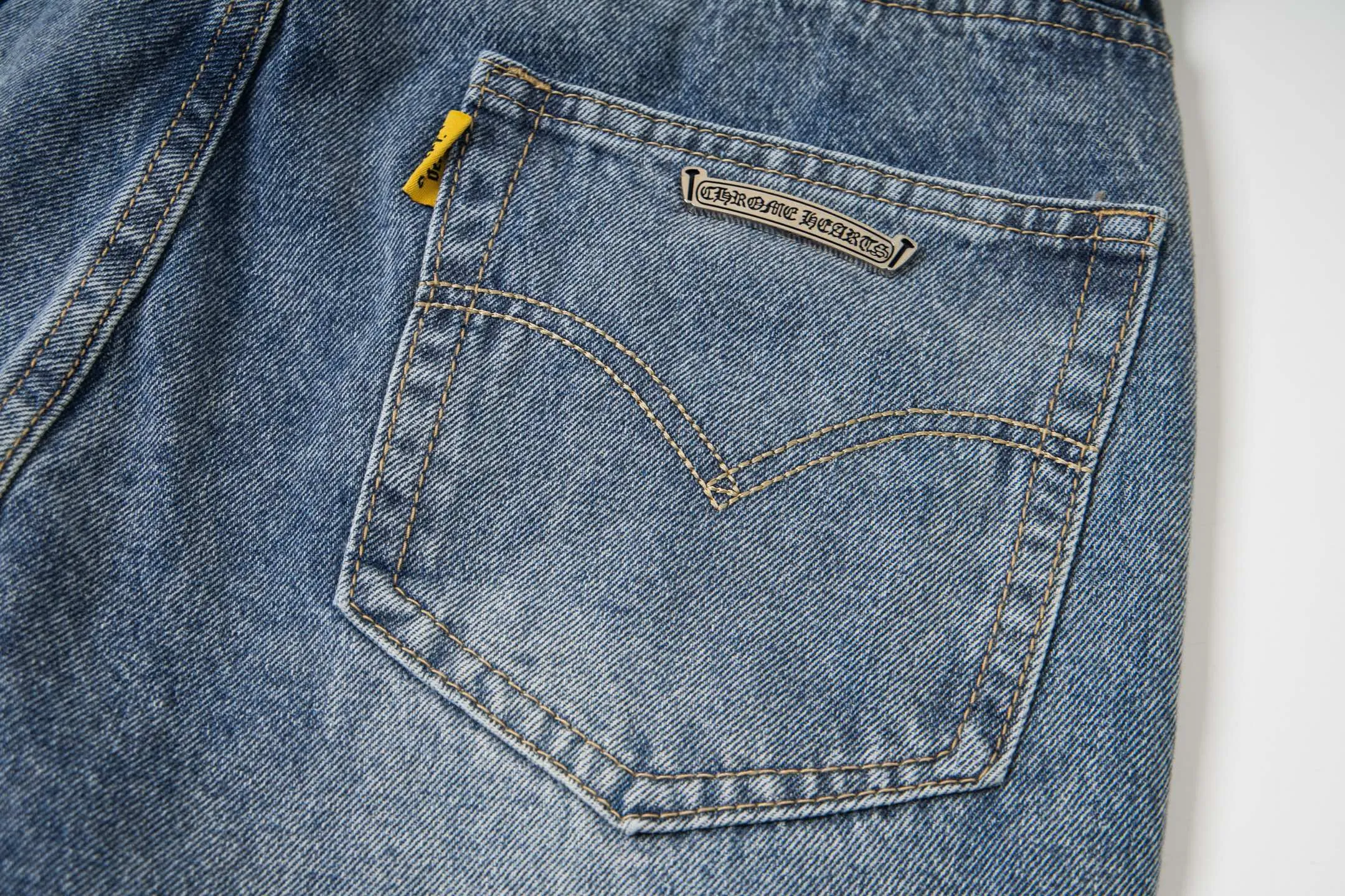 P270 Chrome Hearts Gallery 2025 new limited edition black large cross flared jeans are a hot item this season and are sought after by countless celebrities and fashionistas. The neat details of the cutting process add color to the playful fashion! The neat and meticulous design, and the well-fitting structure is unique. The upper body not only has outstanding recognition, but also looks younger and younger. A style with the ultimate wearing meaning and performance, gorgeous color matching, and the craftsmanship of this style is also extremely extraordinary. After the finished product is washed, it is disassembled and hand-made with sheepskin cross leather and then spliced ​​together to complete. The whole piece has too many craftsmanship to describe. It is decorated with patchwork cross flowers and high-waisted washed jeans! ! Absolutely high-end luxury product, a god-level single product, a super popular product, made by top heavy industry, a magic weapon that cannot be missed to hit the streets. Style number: 1845 Size: 28 30 32 34 36 Color: blue